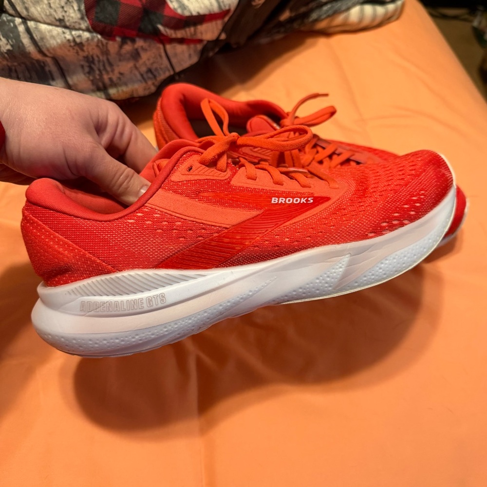 BROOKS SHOES - Picture 3 of 9
